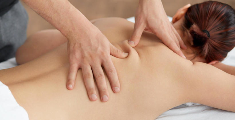 Masaż klasyczny — fizjoterapeuta wykonujący masaż leczniczy